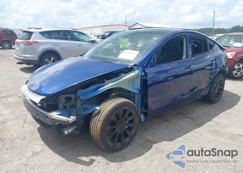 2024 Tesla Model Y Long Range Dual Motor All-Wheel Drive z USA, uszkodzony, nr VIN 7SAYGAEE8RF109560